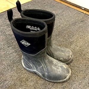 Kids muck boots
